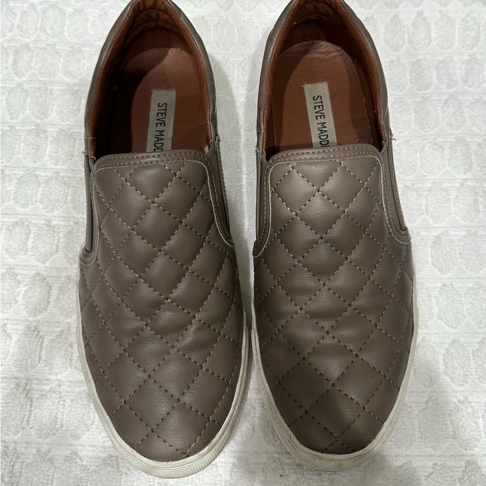 Steve Madden Women’s Quilted Beige Slip-On Shoes size 8.5